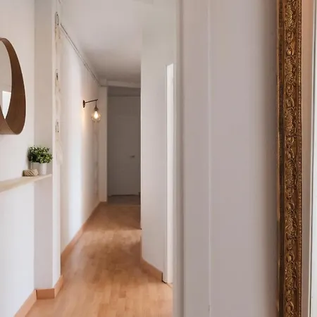Sunny And Modern Ideal For Groups Apartment